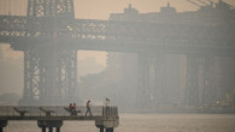 Orașul New York a fost învăluit de o ceață portocalie din cauza fumului provenit de la incendiile de vegetație din Canada. Foto: Profimedia Images | Poza 4 din 6