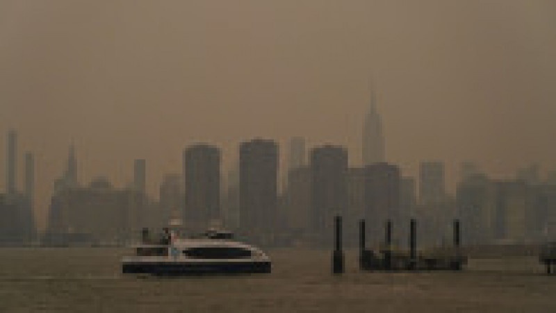 Orașul New York a fost învăluit de o ceață portocalie din cauza fumului provenit de la incendiile de vegetație din Canada. Foto: Profimedia Images | Poza 5 din 6