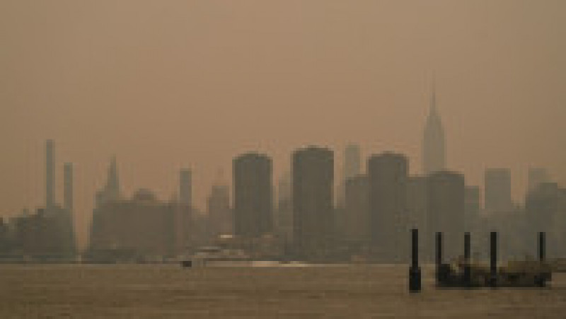 Orașul New York a fost învăluit de o ceață portocalie din cauza fumului provenit de la incendiile de vegetație din Canada. Foto: Profimedia Images | Poza 6 din 6