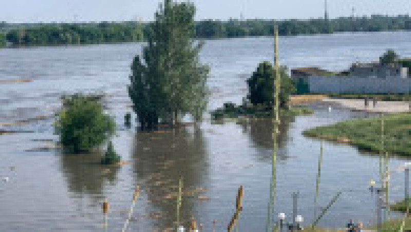 Aproximativ 42.000 de oameni de pe ambele maluri ale râului Nipru se confruntă cu riscul de a fi inundați după distrugerea barajului Nova Kahovka. Foto: Profimedia Images | Poza 5 din 18