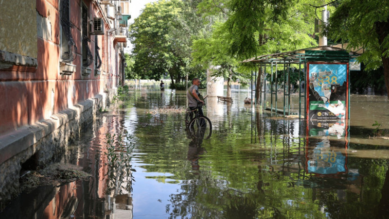 Aproximativ 42.000 de oameni de pe ambele maluri ale râului Nipru se confruntă cu riscul de a fi inundați după distrugerea barajului Nova Kahovka. Foto: Profimedia Images