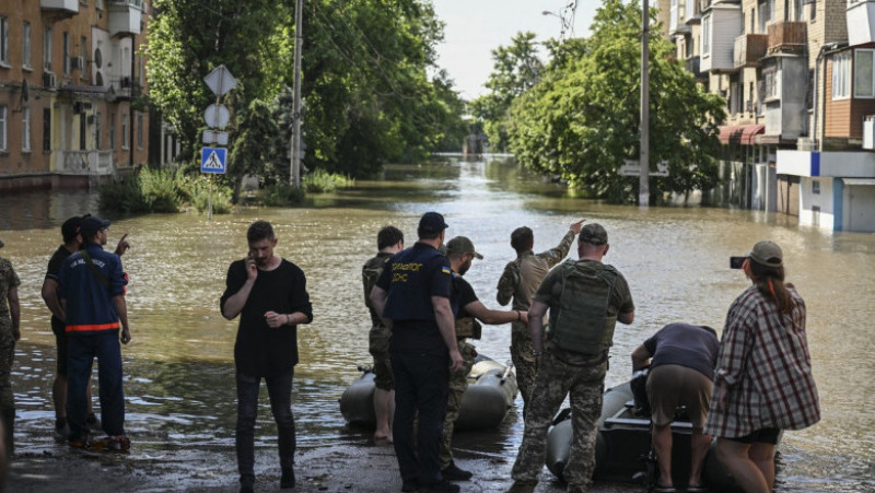 Oameni evacuați din zonele inundate în urma distrugerii barajului Kakhovka în Herson. Foto: Profimedia 