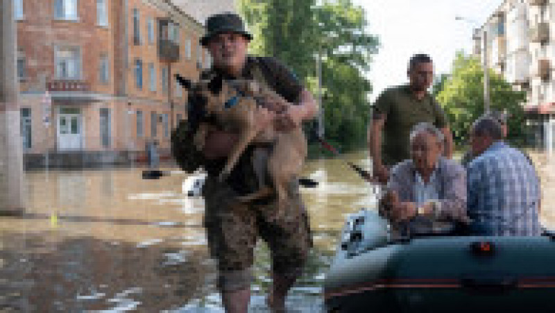 Oameni evacuați din zonele inundate în urma distrugerii barajului Kakhovka în Herson. Foto: Profimedia | Poza 6 din 9
