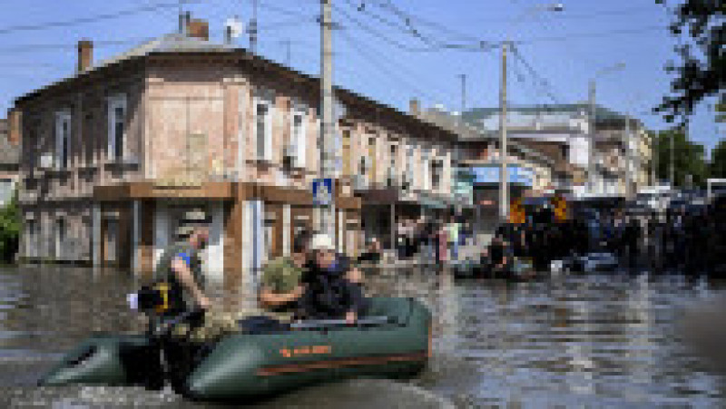 Oameni evacuați din zonele inundate în urma distrugerii barajului Kakhovka în Herson. Foto: Profimedia | Poza 8 din 9
