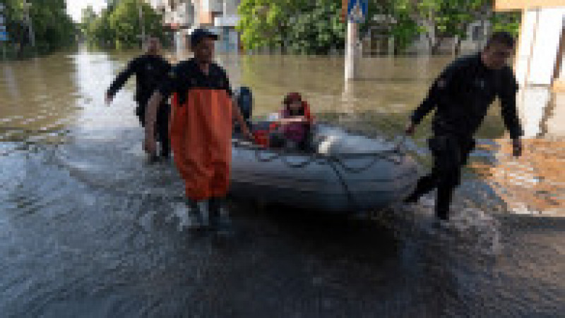 Oameni evacuați din zonele inundate în urma distrugerii barajului Kakhovka în Herson. Foto: Profimedia | Poza 5 din 9