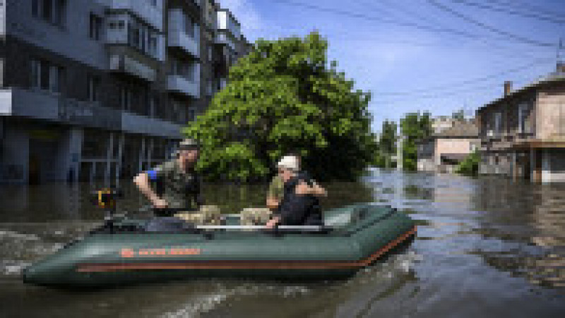 Oameni evacuați din zonele inundate în urma distrugerii barajului Kakhovka în Herson. Foto: Profimedia | Poza 4 din 9