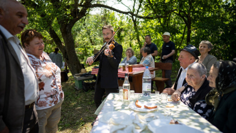 Regele Charles a lăsat pentru câteva zile grijile și preocupările monarhale și s-a relaxat alături de localnicii și turiștii care au venit să-l vadă la picnicul regal. FOTO: Profimedia Images