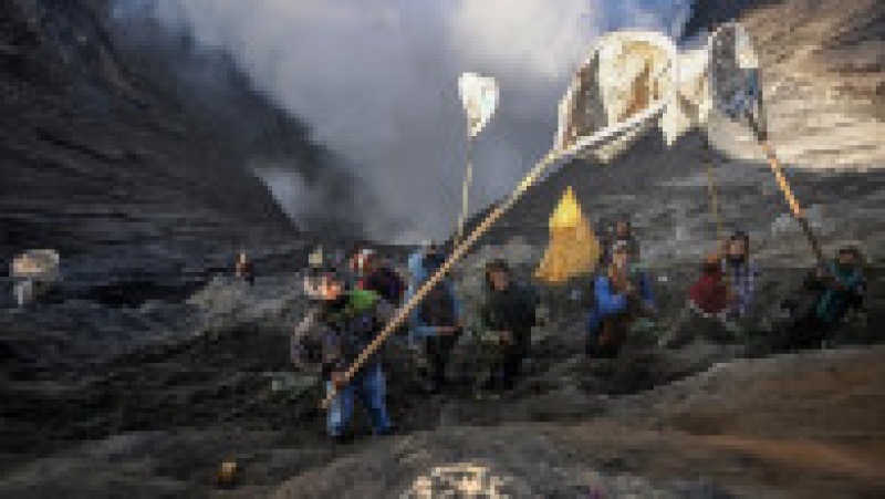 Villagers use nets to catch offerings thrown by members of the Tengger sub-ethnic group in the crater of the active Mount Bromo volcano as part of the Yadnya Kasada festival in Probolinggo, East Java province on June 5, 2023.,Image: 781536919, License: Rights-managed, Restrictions: , Model Release: no | Poza 5 din 10