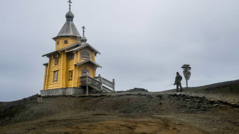 Biserica Sfânta Treime, înaltă de 15 metri, este singura capelă ortodoxă din Antarctica și a fost construită în 2002 din lemne aduse din Siberia și clopote din orașul Vladimir, la est de Moscova. Foto: Profimedia Images