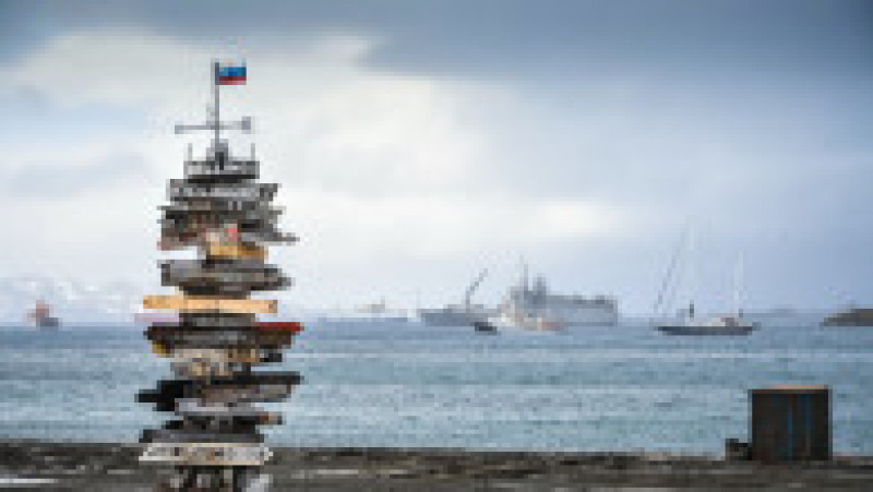 Vase ancorate în apropierea insulei Regele George din Antarctica, unde se află și stația de cercetare Bellingshausen a Rusiei. Foto: Profimedia Images | Poza 5 din 19