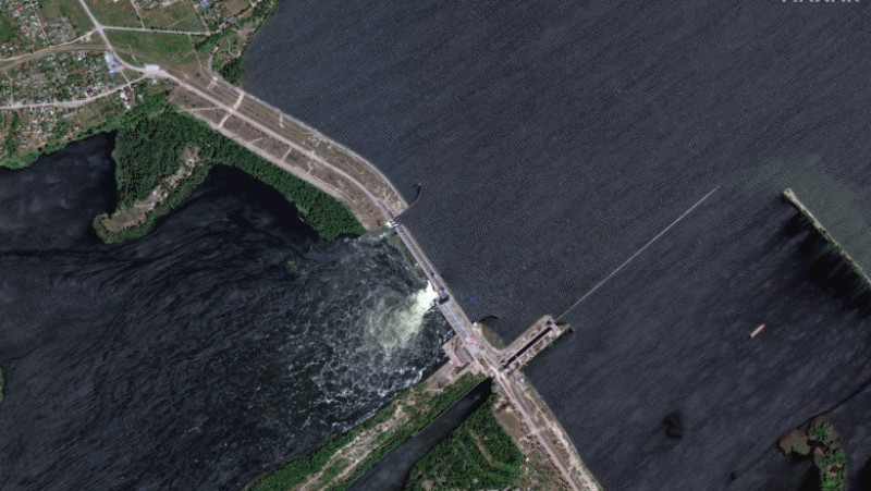 Barajul peste Nipru de la Nova Kahovka din regiunea Herson a fost aruncat în aer noaptea trecută. Foto: Profimedia Images