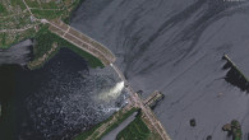 Barajul peste Nipru de la Nova Kahovka din regiunea Herson a fost aruncat în aer noaptea trecută. Foto: Profimedia Images | Poza 2 din 15