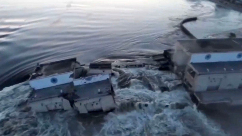Barajul peste Nipru de la Nova Kahovka din regiunea Herson a fost aruncat în aer. Foto: Profimedia Images