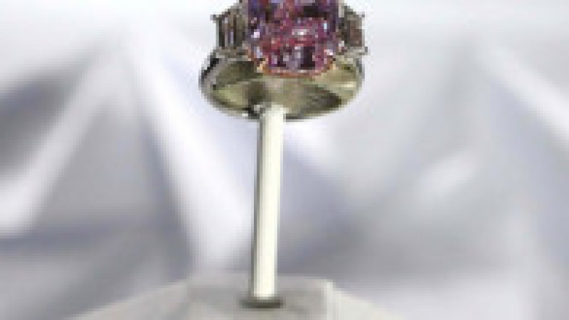 "The Eternal Pink", un diamant roz 10,57 de carate, a fost vândut la aceeași licitație tot pentru 34,8 milioane de dolari. Foto: Profimedia Images | Poza 3 din 3