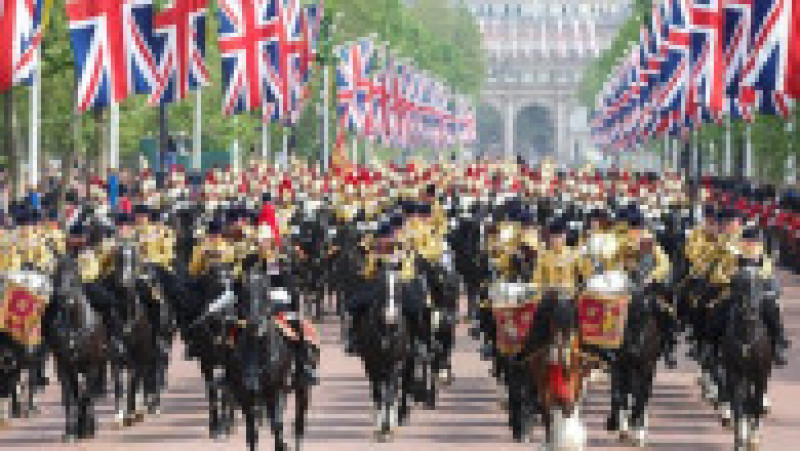 Regele Charles al III-lea şi-a sărbătorit oficial sâmbătă ziua de naştere, prima în calitate de suveran, cu tradiţionala paradă militară Trooping the Colour. Foto: Profimedia | Poza 2 din 26