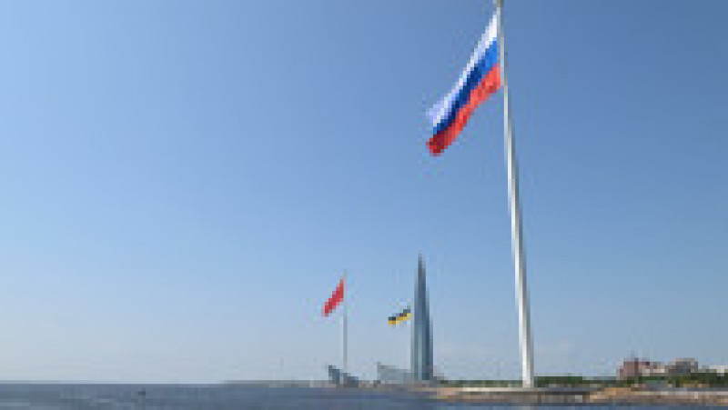 Steagurile imperiului rus (stânga), al URSS (mijloc) și al Rusiei de azi (dreapta) au fost rdicate pe stâlpi de 180 de metri înălțime. Foto: kremlin.ru | Poza 5 din 6