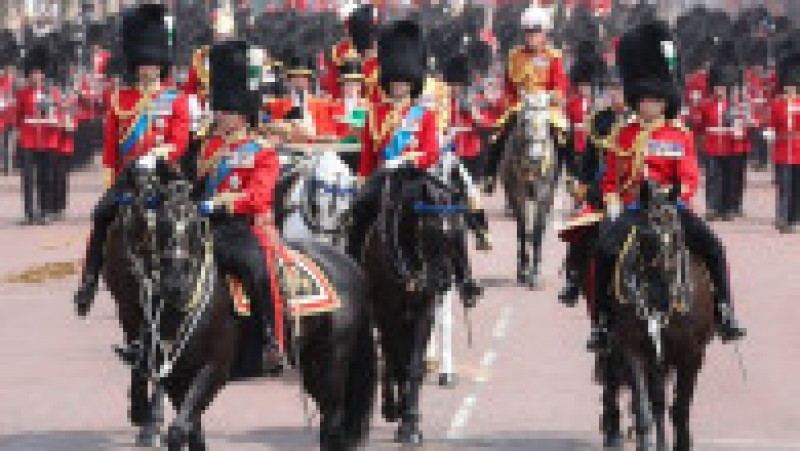 Regele Charles al III-lea şi-a sărbătorit oficial sâmbătă ziua de naştere, prima în calitate de suveran, cu tradiţionala paradă militară Trooping the Colour. Foto: Profimedia | Poza 13 din 26