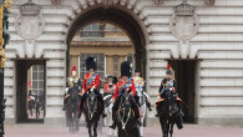Regele Charles al III-lea şi-a sărbătorit oficial sâmbătă ziua de naştere, prima în calitate de suveran, cu tradiţionala paradă militară Trooping the Colour. Foto: Profimedia | Poza 11 din 26
