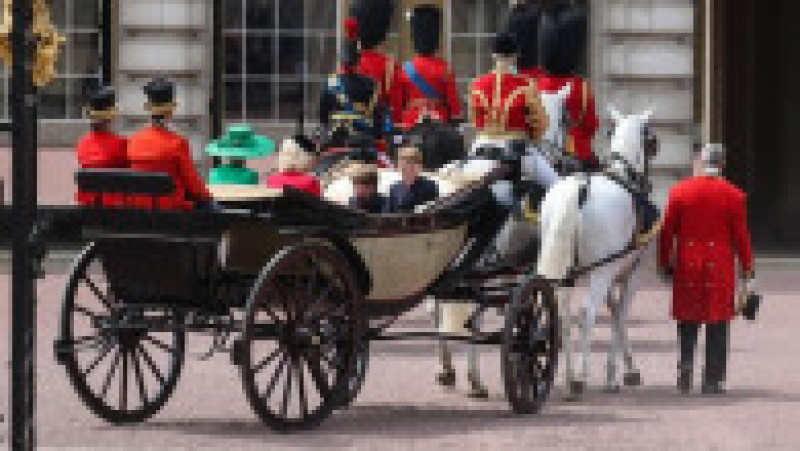 Regele Charles al III-lea şi-a sărbătorit oficial sâmbătă ziua de naştere, prima în calitate de suveran, cu tradiţionala paradă militară Trooping the Colour. Foto: Profimedia | Poza 15 din 26