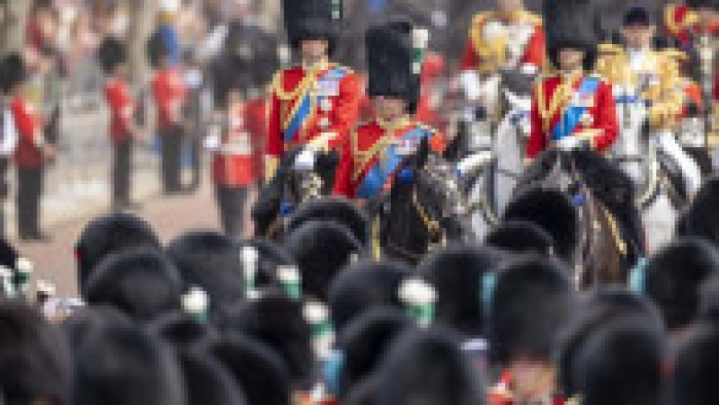 Regele Charles al III-lea şi-a sărbătorit oficial sâmbătă ziua de naştere, prima în calitate de suveran, cu tradiţionala paradă militară Trooping the Colour. Foto: Profimedia | Poza 7 din 26