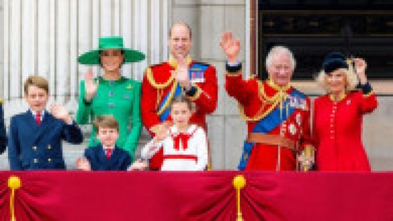 Regele Charles al III-lea şi-a sărbătorit oficial sâmbătă ziua de naştere, prima în calitate de suveran, cu tradiţionala paradă militară Trooping the Colour. Foto: Profimedia | Poza 25 din 26