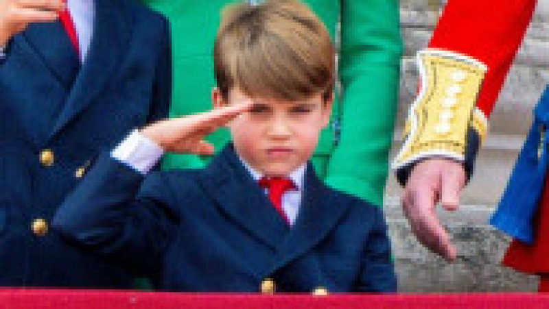 Regele Charles al III-lea şi-a sărbătorit oficial sâmbătă ziua de naştere, prima în calitate de suveran, cu tradiţionala paradă militară Trooping the Colour. Foto: Profimedia | Poza 17 din 26