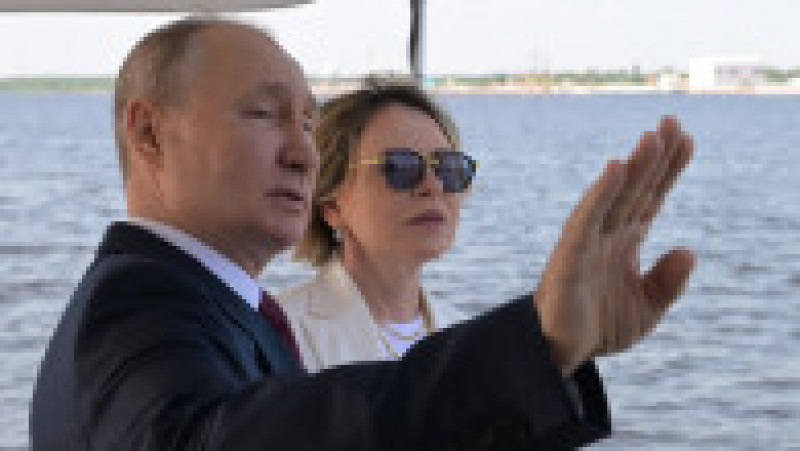Vladimir Putin și adjuncta Gazprom au asistat de pe iaht la arborarea drapelelor gigantice. Foto: Profimedia | Poza 4 din 6