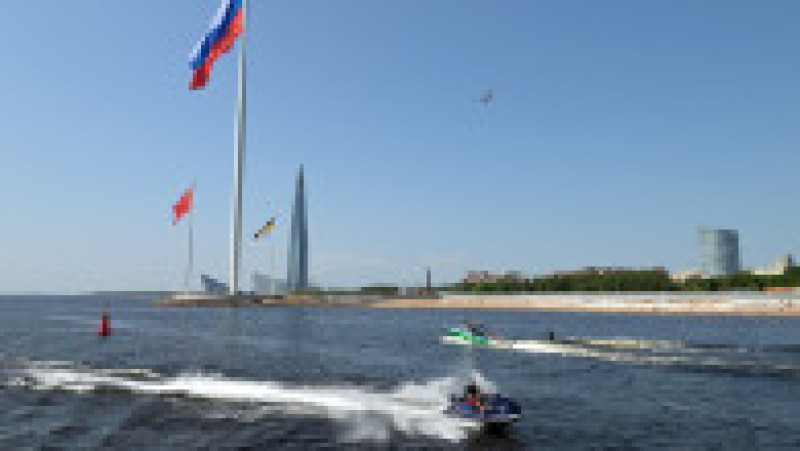 Steagurile imperiului rus (stânga), al URSS (mijloc) și al Rusiei de azi (dreapta) au fost rdicate pe stâlpi de 180 de metri înălțime. Foto: Profimedia | Poza 3 din 6