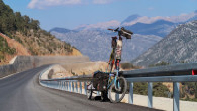 Un britanic a plecat într-o călătorie în jurul lumii cu bicicleta și cățelul comunitar pe care l-a găsit în România FOTO: Profimedia Images | Poza 6 din 15
