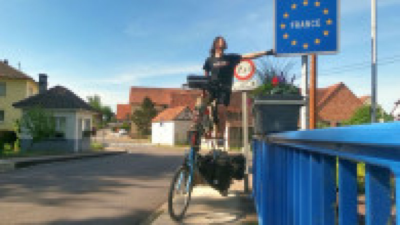 Un britanic a plecat într-o călătorie în jurul lumii cu bicicleta și cățelul comunitar pe care l-a găsit în România FOTO: Profimedia Images | Poza 11 din 15