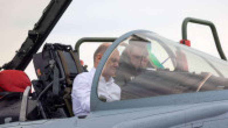 Olaf Scholz a urcat în cockpit-ul unui avion de vânătoare Eurofighter, în timpul vizitei la baza aeriană Jagel din Germania. Foto: Profimedia Images | Poza 6 din 6