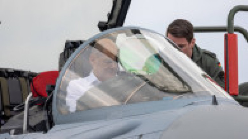 Olaf Scholz a urcat în cockpit-ul unui avion de vânătoare Eurofighter, în timpul vizitei la baza aeriană Jagel din Germania. Foto: Profimedia Images | Poza 2 din 6