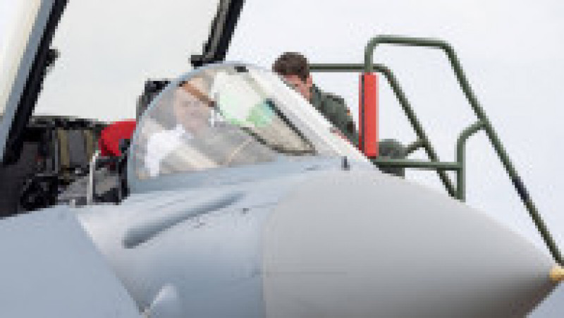 Olaf Scholz a urcat în cockpit-ul unui avion de vânătoare Eurofighter, în timpul vizitei la baza aeriană Jagel din Germania. Foto: Profimedia Images | Poza 3 din 6