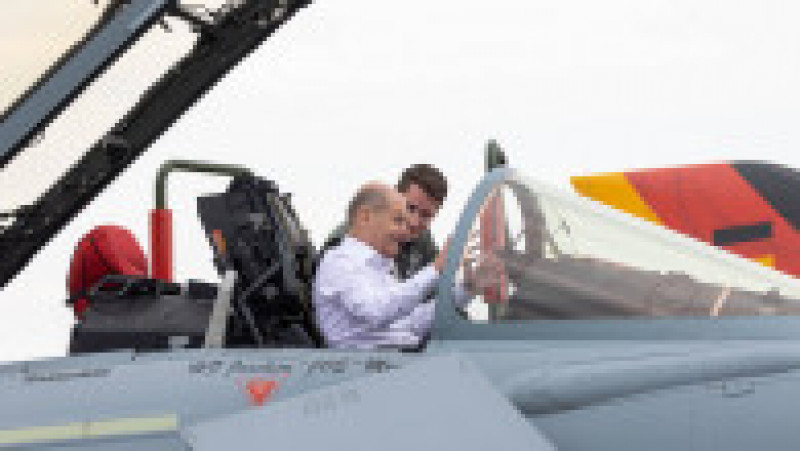 Olaf Scholz a urcat în cockpit-ul unui avion de vânătoare Eurofighter, în timpul vizitei la baza aeriană Jagel din Germania. Foto: Profimedia Images | Poza 4 din 6