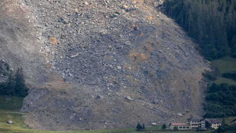 Un sat din Elveția a fost la un pas să fie „înghițit” de o cădere masivă de pietre. FOTO: Profimedia Images