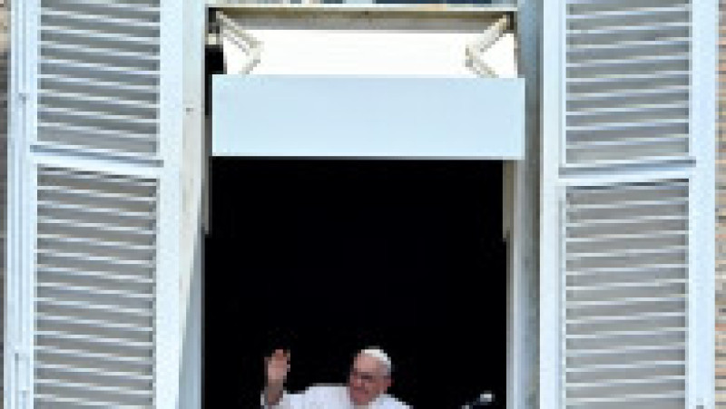 La prima sa apariţie publică după externare, Papa Francisc condamnă atacul brutal asupra şcolii din Uganda. Foto: Profimedia Images | Poza 3 din 6