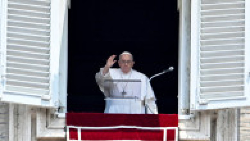 La prima sa apariţie publică după externare, Papa Francisc condamnă atacul brutal asupra şcolii din Uganda. Foto: Profimedia Images | Poza 4 din 6