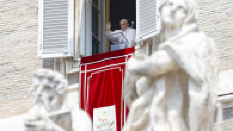 La prima sa apariţie publică după externare, Papa Francisc condamnă atacul brutal asupra şcolii din Uganda. Foto: Profimedia Images | Poza 2 din 6