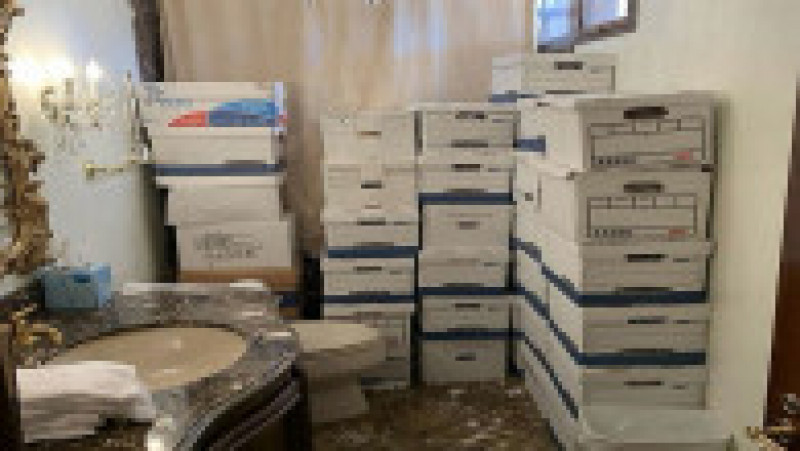 Cutii cu documente găsite în baia lui Donald Trump. Foto: Profimedia | Poza 7 din 11