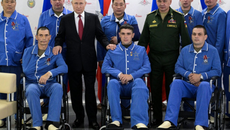 Vladimir Putin a vizitat un spital militar şi a decorat soldaţi răniţi în Ucraina. FOTO: Profimedia Images