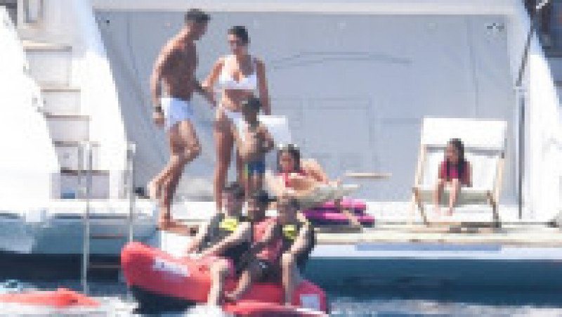 Cristiano Ronaldo, iubita lui, Georgina Rodriguez, și copiii lor petrec în această perioadă o vacanță de lux pe un iaht, în largul coastelor Sardiniei FOTO: Profimedia Images | Poza 37 din 50