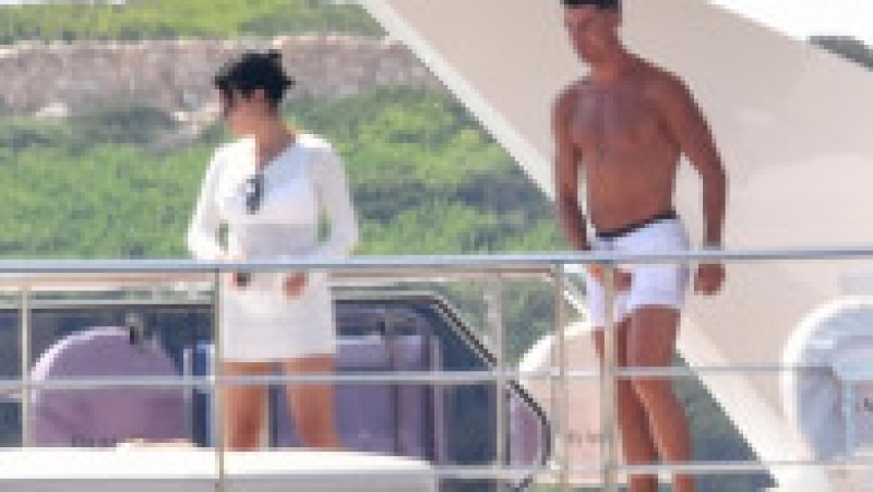 Cristiano Ronaldo, iubita lui, Georgina Rodriguez, și copiii lor petrec în această perioadă o vacanță de lux pe un iaht, în largul coastelor Sardiniei FOTO: Profimedia Images | Poza 32 din 50