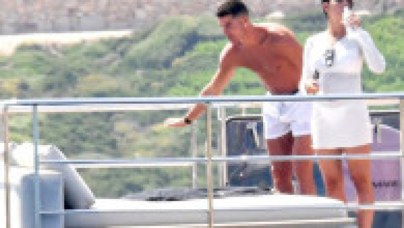 Cristiano Ronaldo, iubita lui, Georgina Rodriguez, și copiii lor petrec în această perioadă o vacanță de lux pe un iaht, în largul coastelor Sardiniei FOTO: Profimedia Images | Poza 28 din 50