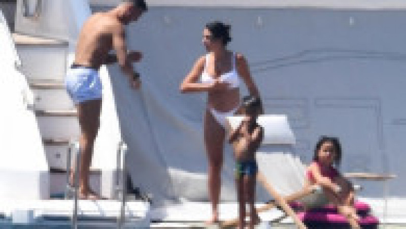 Cristiano Ronaldo, iubita lui, Georgina Rodriguez, și copiii lor petrec în această perioadă o vacanță de lux pe un iaht, în largul coastelor Sardiniei FOTO: Profimedia Images | Poza 2 din 50