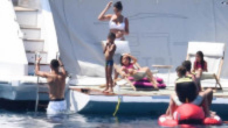 Cristiano Ronaldo, iubita lui, Georgina Rodriguez, și copiii lor petrec în această perioadă o vacanță de lux pe un iaht, în largul coastelor Sardiniei FOTO: Profimedia Images | Poza 40 din 50