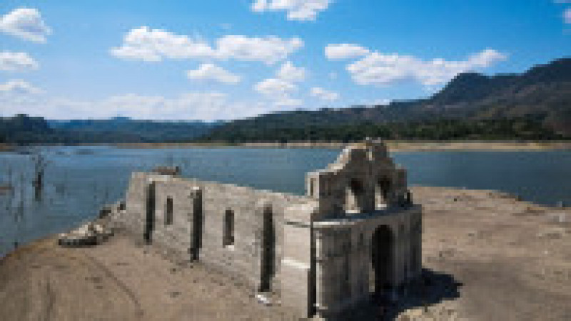 O biserică veche de 400 de ani, acoperită de apele lui lac, a fost scoasă la suprafață de seceta severă din Mexic. Sursa foto Profimedia Images | Poza 4 din 7