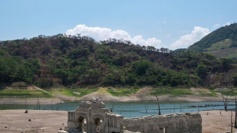 O biserică veche de 400 de ani, acoperită de apele lui lac, a fost scoasă la suprafață de seceta severă din Mexic. Sursa foto Profimedia Images