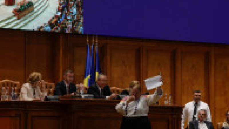 Diana Șoșoacă a făcut scandal la ședința de plen. Foto: INQUAM Photos/Octav Ganea | Poza 2 din 5