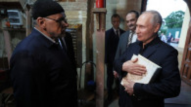 Putin a vizitat cea mai veche moschee din Rusia, în timpul deplasării sale în Daghestan. Foto: Profimedia Images | Poza 4 din 8