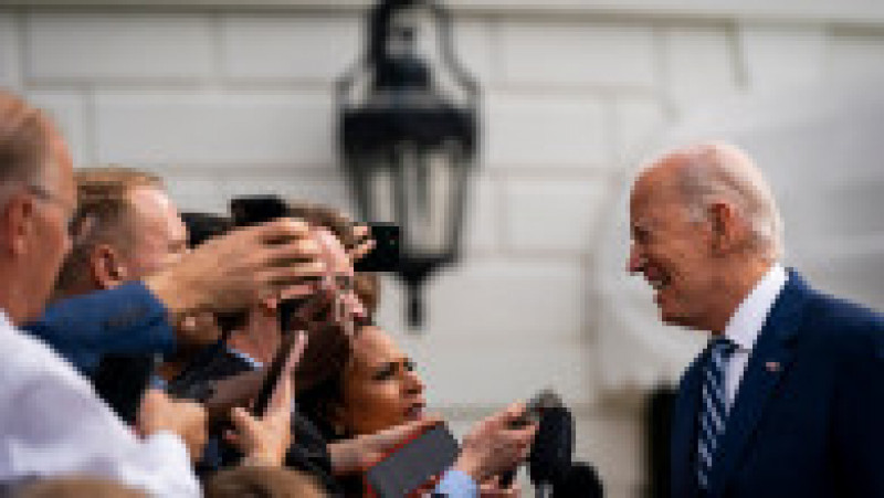 Președintele american Joe Biden a atras atenția jurnaliștilor după ce a apărut în public cu niște dungi pe față, care duceau de la gură până la urechi. Foto: Profimedia Images | Poza 2 din 7